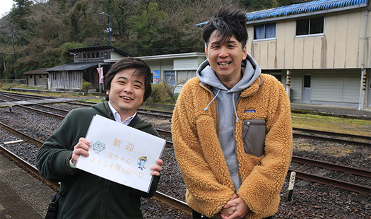 林さん（左）と山脇さん（右）が寒い中、歓迎ボードで出迎えてくれた～